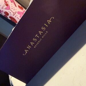 Anastasia Beverly Hills Purple Makeup Palette Box with Gold Logo. BRAND NEW